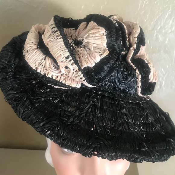 LOVELY 1930s\' SOFT BLACK & LIGHT PINK TILT HAT TRIMMED WITH STRAW \